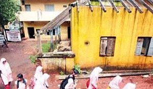 ಕುಸಿದು ಬೀಳುವ ಸ್ಥಿತಿಯಲ್ಲಿ ನೆಲ್ಲಿಕುಂಜೆ ಶಾಲಾ ಕಟ್ಟಡ